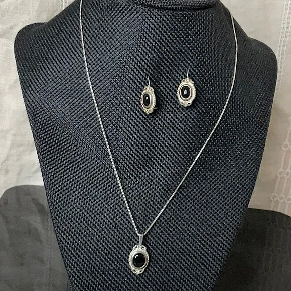 Vtg.(1980) 18” Sterling Silver Necklace W/Onyx Pendant & Matching Earrings - Picture 3 of 7